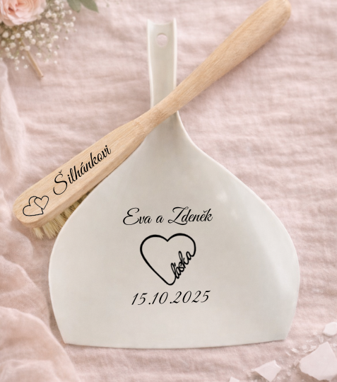 Personalizovaný smetáček a lopatka na svatbu se srdíčkama