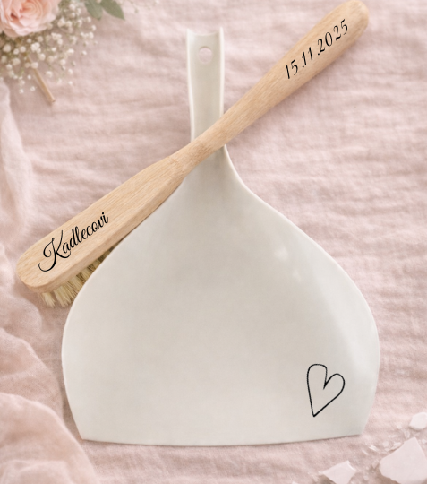 Personalizovaný smetáček a lopatka na svatbu se srdíčkem (příjmení a datum)