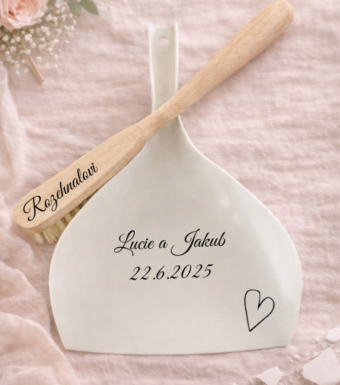 Personalizovaný smetáček a lopatka na svatbu se srdíčkem (příjmení, jména a datum)