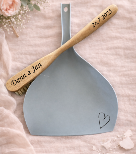 Personalizovaný smetáček a lopatka na svatbu se srdíčkem (jména a datum)