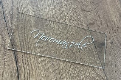 Cedulka z plexiskla Novomanželé malá 10x25cm